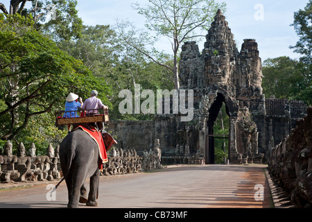 Touristen auf einem Elefanten. Tor zum Angkor Thom. Angkor. Kambodscha Stockfoto