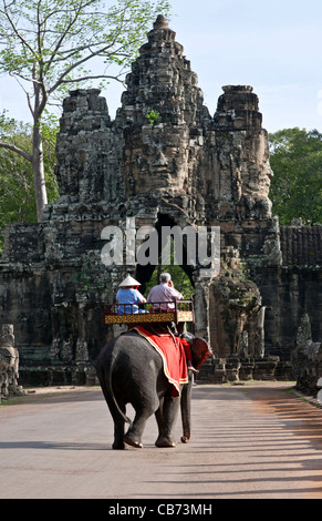 Touristen auf einem Elefanten. Eingangstor zum Angkor Thom. Angkor. Kambodscha Stockfoto