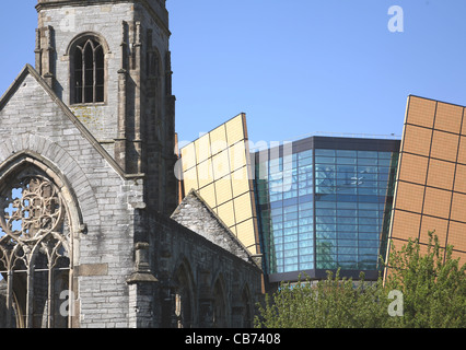 Die moderne Fassade von Drake Circus Shopping Centre, Plymouth, UK mit verfallenen Kirche im Vordergrund angezeigt. Stockfoto