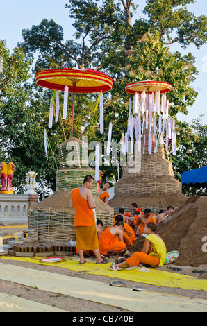 Neuling buddhistische Mönche bauen Pagoden mit Sonnenschirmen aus Bambus & andere Materialien für Festival in Nordthailand Stockfoto