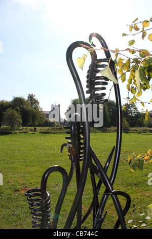 Kunst im öffentlichen Raum Metallskulptur mit Waltham Abbey Kirche im Hintergrund, Essex. Stockfoto