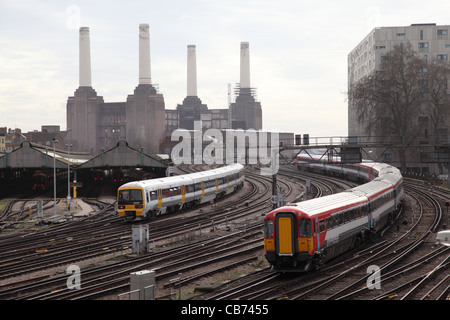 Bahnlinien in der Nähe von London Victoria Station mit Battersea Power Station im Hintergrund Stockfoto