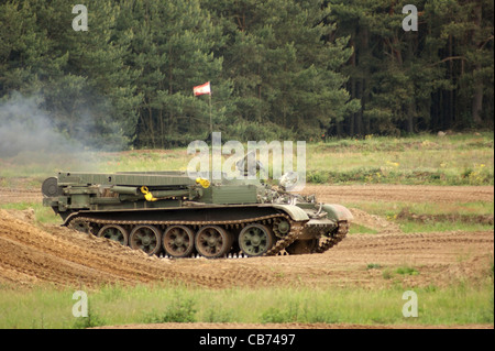 alten Tank "Nationale Volksarmee" in Deutschland, jetzt benutzt für einen privaten Panzer Fahrschule, während der Fahrt auf erdigen Boden Stockfoto