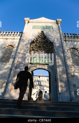 Türkei, Istanbul, Sultanahmet Camii, die blaue Moschee-Hof und Dome gesehen durch den Ausgang auf dem Hippodrom mit Menschen Stockfoto