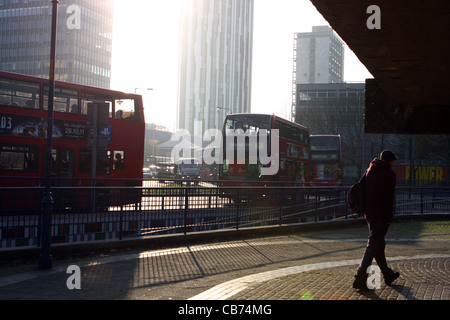 Ein Blick in die Sonne der Teil von The Elephant and Castle in London mit einem Mann zu Fuß entfernt, im Vordergrund Stockfoto