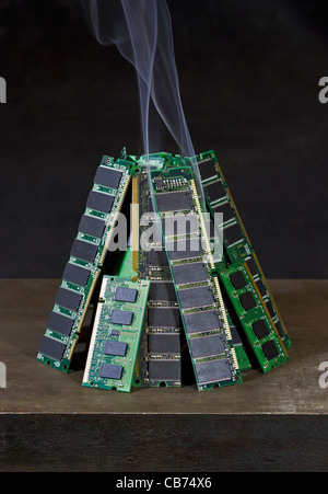 Haufen von random-Access Memory-Sticks und etwas Rauch vor dunklen Rücken Stockfoto