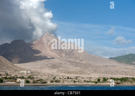 Rauchen Soufriere Hills Vulkan, zerstörten ehemaligen Hauptstadt Stadt Plymouth, begraben unter Asche und pyroklastischen Strom, Montserrat Stockfoto