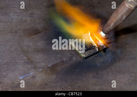 Detail von einem Schweißbrenner während des Brennens einer CPU Stockfoto