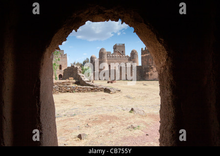 Ansicht des Fasiladas Palastes aus der nördlichen Siedlung im Royal Gehäuse, Gonder, Nord-Äthiopien, Afrika. Stockfoto