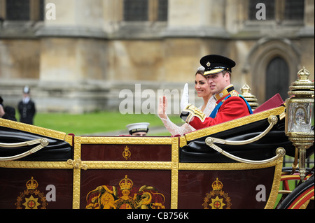 London, UK 29. April 2011: Prinz William und seine Frau Catherine, Herzogin von Cambridge verlassen die Westminster Abbey in einem offenen Carriag Stockfoto