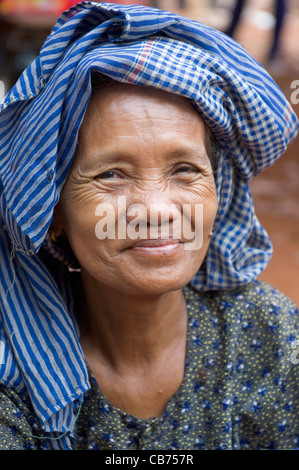 Porträt von älteren lächelnde kambodschanische Frau in einem blauen Krama bei einem Dorffest, kambodschanischen Neujahr (Chaul Chnam Thmey), Bakong Dorf, Siem Reap, Kambodscha Stockfoto