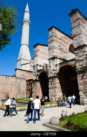 Türkei, Istanbul, Sultanahmet, Hagia Sophia Minarett mit Sightseeing-Touristen, die die äußere Vorhalle betreten Stockfoto