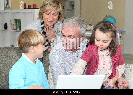 Rentner mit Enkel mit computer Stockfoto