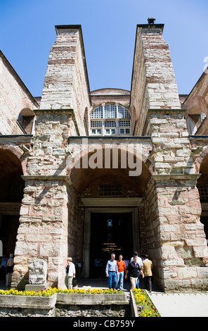 Türkei, Istanbul, Sultanahmet, Haghia Sophia Touristen betreten die äußere Vorhalle führt zum kaiserlichen Tor Stockfoto