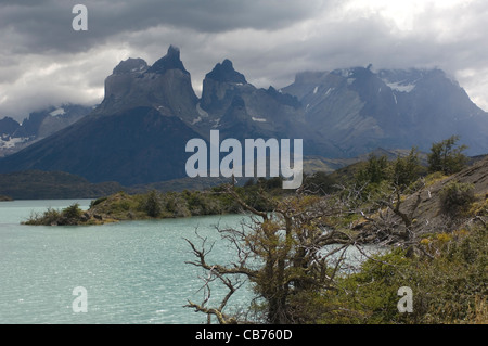 Das Paine-massiv in Chiles Torres del Paine Nationalpark ist einer der weltweit schönsten geographischen Merkmalen. Stockfoto