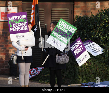 Zwei junge Frauen Streikposten halten unisono Plakate außerhalb Gateshead Civic Centre TUC Tag der Aktion Nordostengland, UK Stockfoto