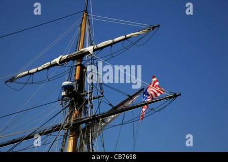 Mast und Rigg mit Radarkuppel vom Freunde guten Willens. Große Schiffe 2011, Navy Pier, Chicago, Illinois. Stockfoto