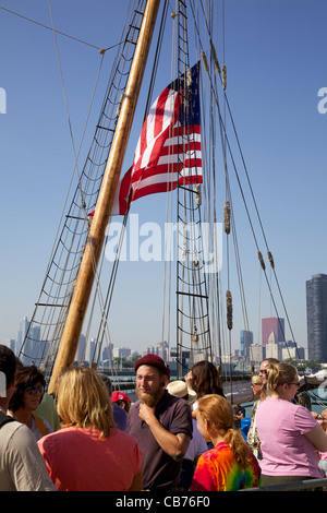 Touristen warten auf Großsegler Freunde guten Willens Bord. Bärtiger Mann ist Mitglied der Crew. Große Schiffe 2011, Navy Pier, Chicago, Illinois Stockfoto