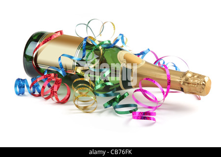 Flasche Champagner mit Luftschlangen, isoliert auf weiss. Stockfoto