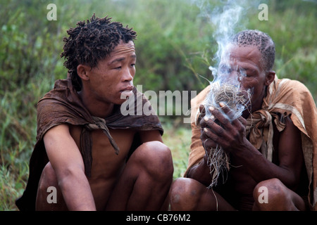 Bushman Feuer machen in der Kalahari-Wüste in der Nähe von Ghanzi, Botswana, Afrika Stockfoto