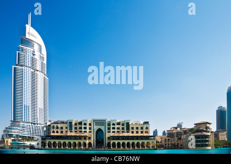Die Innenstadt von Dubai mit der Adresse, ein fünf-Sterne-Luxus-Hotel und dem Souk al Bahar auf der rechten Seite. Stockfoto