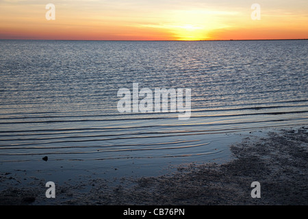 Sonnenuntergang über Makgadikgadi Salz Pfanne nach starken Regenfällen in der Kalahari-Wüste in Botswana, Afrika Stockfoto