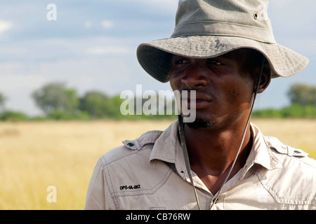 Lokalen afrikanischen Safari-Guide in das Okavango Delta, Botswana, Afrika Stockfoto