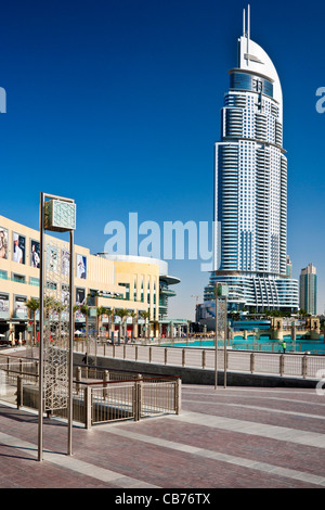 Die Innenstadt von Dubai mit der Dubai Shopping Mall auf der linken Seite, der Adresse, ein fünf-Sterne-Luxus-Hotel auf der rechten Seite. Stockfoto