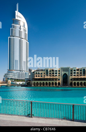 Die Innenstadt von Dubai mit der Adresse, ein fünf-Sterne-Luxus-Hotel und dem Souk al Bahar auf der rechten Seite. Stockfoto