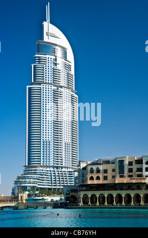 Die Innenstadt von Dubai mit der Adresse, ein fünf-Sterne-Luxus-Hotel und dem Souk al Bahar auf der rechten Seite. Stockfoto