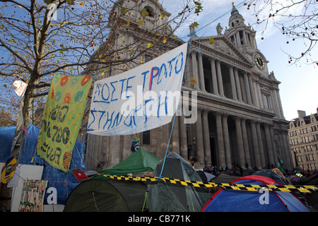 London-Protest-Banner in Griechisch, St. Pauls Cathedral City of London, UK zu besetzen Stockfoto