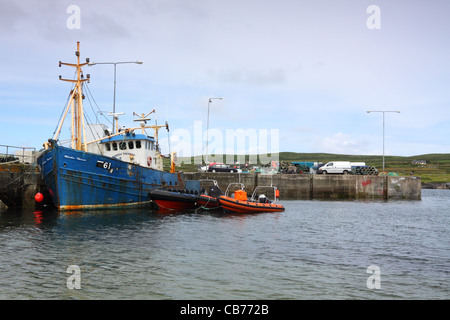 Fischerboot im Hafen von Portmagee, County Kerry, westlich von Irland Stockfoto