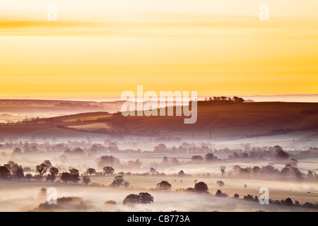Ein Winter-Sonnenaufgang Blick vom Martinsell Hill in Vale of Pewsey in Wiltshire, England, UK Stockfoto