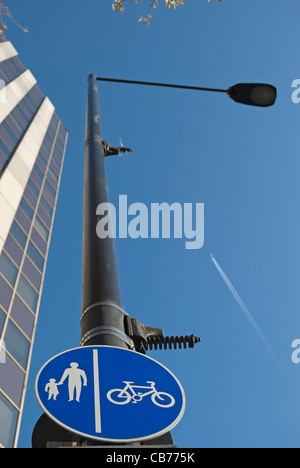 blaue und weiße Verkehrsschild Angabe getrennte Fahrspuren für Fußgänger und Radfahrer, Hammersmith, London, england Stockfoto