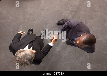 Geschäftsleute, die Hände schütteln Stockfoto