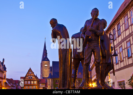 Dämmerung im Hauptmarkt oder Platz, Markt, Quedlinburg, Deutschland. Statue des Amtsgebietes Musiker im Vordergrund. Stockfoto