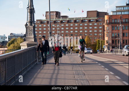 September Samstag Wanderer und Radfahrer auf die Vasabron Brücke zwischen Norrmalm und Gamla Stan, die Altstadt in Stockholm Stockfoto