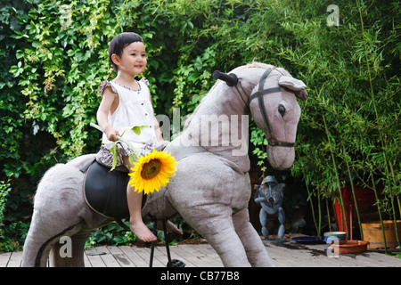 Mädchen Spielzeug Reitpferd Stockfoto