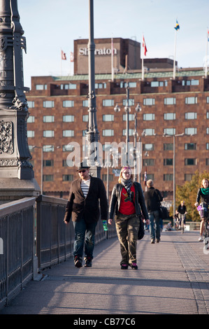 September Samstag Wanderer und Radfahrer auf die Vasabron Brücke zwischen Norrmalm und Gamla Stan, die Altstadt in Stockholm Stockfoto