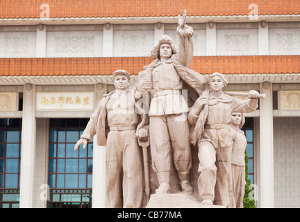 Revolutionäre Statuen außerhalb Maos Mausoleum Tian'an Männer Platz Beijing central District, VR China, Volksrepublik Republik von China Asien Stockfoto