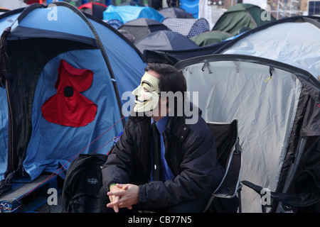 London-Lager, außerhalb der St. Pauls Cathedral, London, UK zu besetzen. Mann, Teil der Anonymous-Bewegung mit Guy Fawkes Maske Stockfoto