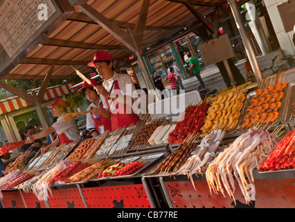 exotische Speisen an der Wangfujing Nachtmarkt, Peking, VR China Volksrepublik China, Asien Stockfoto