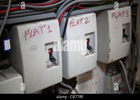 HMO (Häuser in mehreren Beruf) Stromversorgung und-Verteilung Schalter alle identifiziert Stockfoto