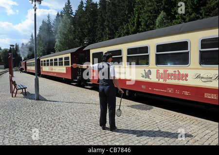 Weibliche Eisenbahn guard mit Dampflok am Bahnhof Schierke im Landkreis Harz Sachsen-Anhalt Deutschland Stockfoto