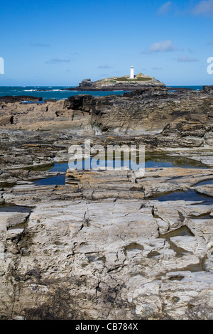 Godrevy Leuchtturm betrachtet über die felsige Küste Cornwall, England. Stockfoto