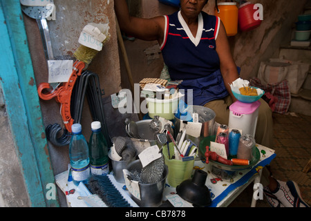 Eine Frau verkauft Sachen und Heftklammern in der Straße an der Vorderseite ihres Hauses, Havanna (La Habana), Kuba Stockfoto