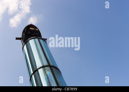 Ein Rohr und einen Spiegel über dem Potsdamer Platz in Berlin, Deutschland. Stockfoto