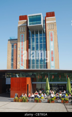 Café im Freien im Baltic Zentrum für zeitgenössische Kunst in Gateshead, Tyne & tragen, England, UK Stockfoto