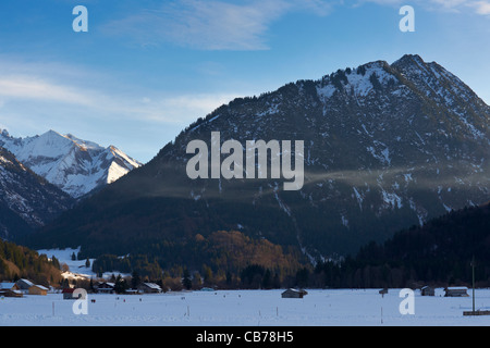 Schneebedeckte Gipfel der Allgäuer Alpen im späten Nachmittag Licht Stockfoto