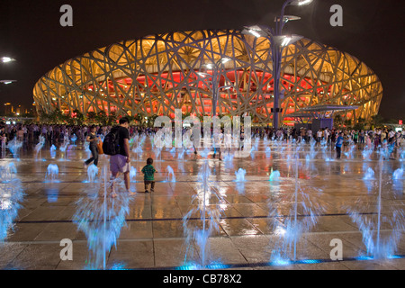 Peking, China 13. September 2008: Chinesen genießen die weite Plätze außerhalb des National Stadium bekannt als The Birds Nest Stockfoto
